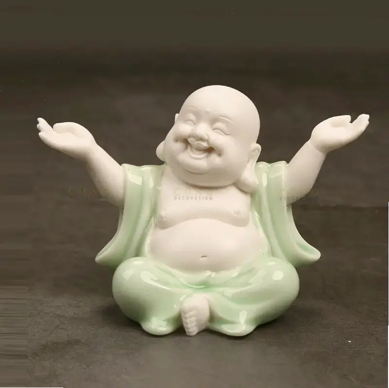 Di Lặc hạnh phúc cầm gậy, tượng trưng cho niềm vui và sự may mắn bất tận trong cuộc sống.