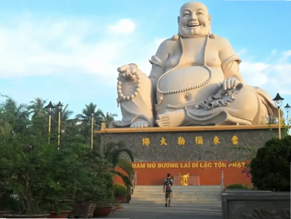 Di Lặc hạnh phúc trên biển, hình ảnh mang lại niềm vui bất tận, giúp bạn cảm nhận sự ấm áp và may mắn.