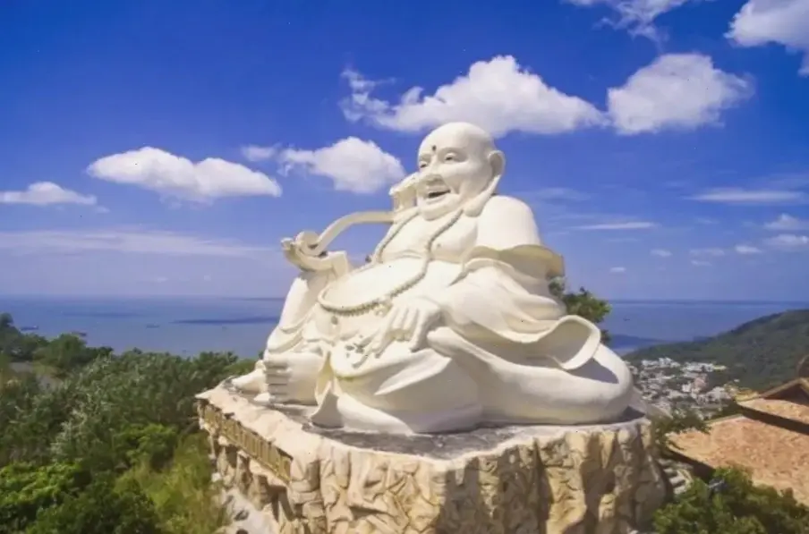 Di Lặc hạnh phúc trên mây, cảm nhận niềm vui bất tận và sức mạnh tích cực trong từng khoảnh khắc.