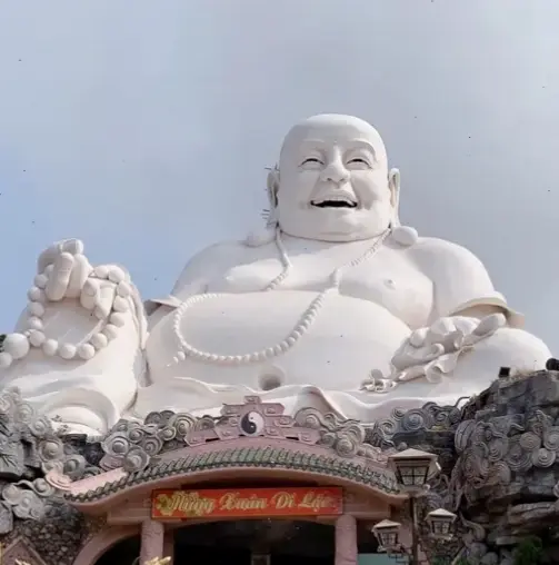 Di Lặc phong thủy cầm gậy, giúp cân bằng năng lượng và thu hút tài lộc cho gia đình.