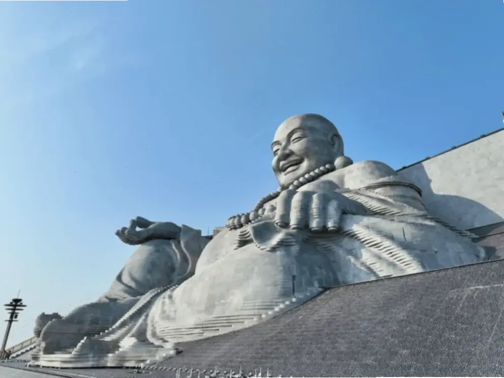 Di Lặc phong thủy trên biển, tăng cường năng lượng tích cực, giúp thu hút tài lộc và sức khỏe dồi dào.