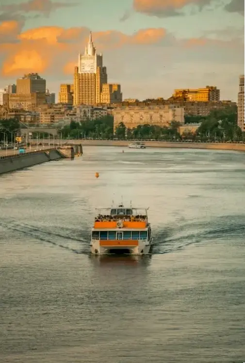 Điện Kremlin rực rỡ dưới ánh sáng lung linh, biểu tượng quyền lực Nga, lý tưởng làm hình nền cho thiết bị của bạn.