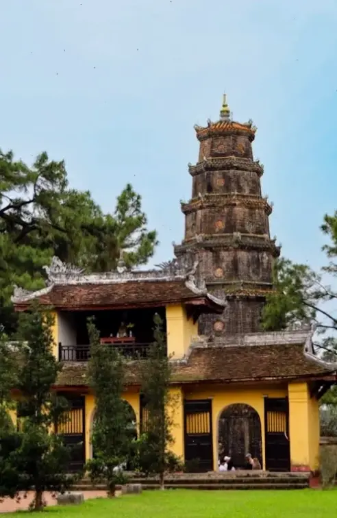 Dưới ánh trăng đêm, chùa Việt Nam thiền tỏa sáng huyền ảo, mời gọi bạn khám phá khoảnh khắc bình yên tuyệt đối.