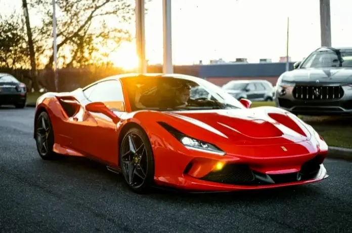 Ferrari 488 – biểu tượng tốc độ với động cơ V8 mạnh mẽ, mang đến cảm giác lái phấn khích và công nghệ tiên tiến.