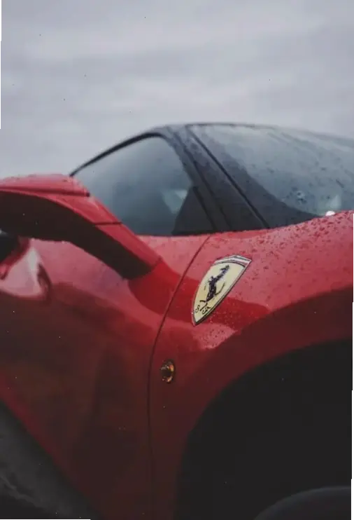 Ferrari về đêm với ánh sáng quyến rũ, kết hợp sự sang trọng và sức mạnh tối tăm, tạo nên sức hút khó cưỡng.