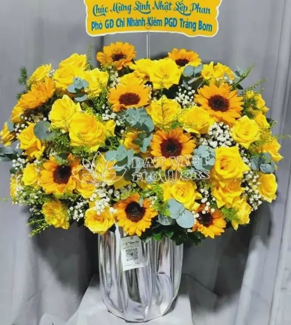 Gửi hoa hướng dương nhân ngày 20/10, chúc mừng phụ nữ Việt Nam xinh đẹp và tài năng.