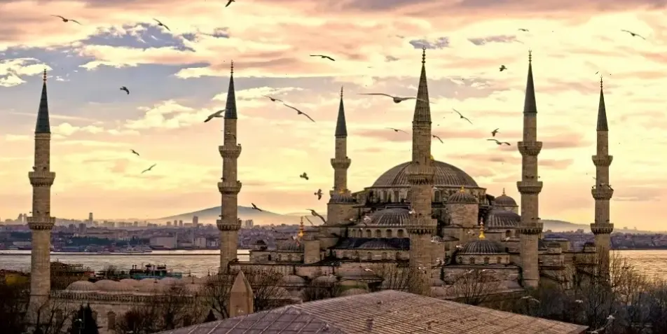 Hagia Sophia rực rỡ dưới ánh sáng, biểu tượng lịch sử của Istanbul, trở thành hình nền tuyệt đẹp cho thiết bị.