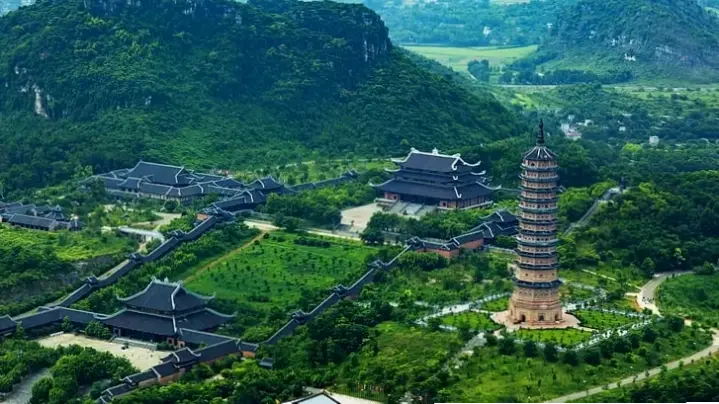 Hình ảnh Chùa Bái Đính phong cách tối giản, nhấn mạnh sự thanh tịnh và bình yên tinh tế.