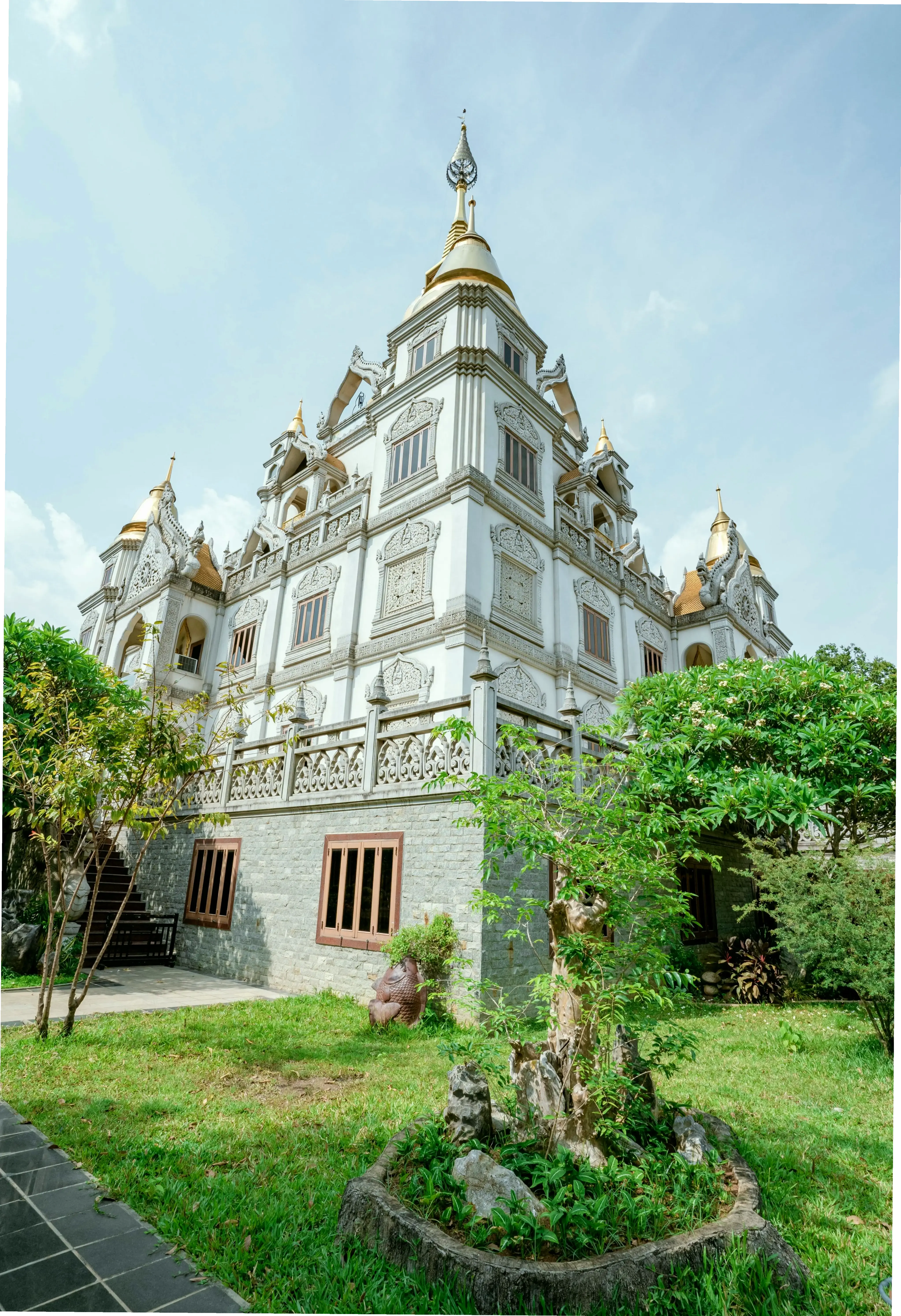 Hình ảnh chùa cổ kính giữa lòng Sài Gòn, nơi hòa quyện giữa lịch sử và nhịp sống hiện đại.