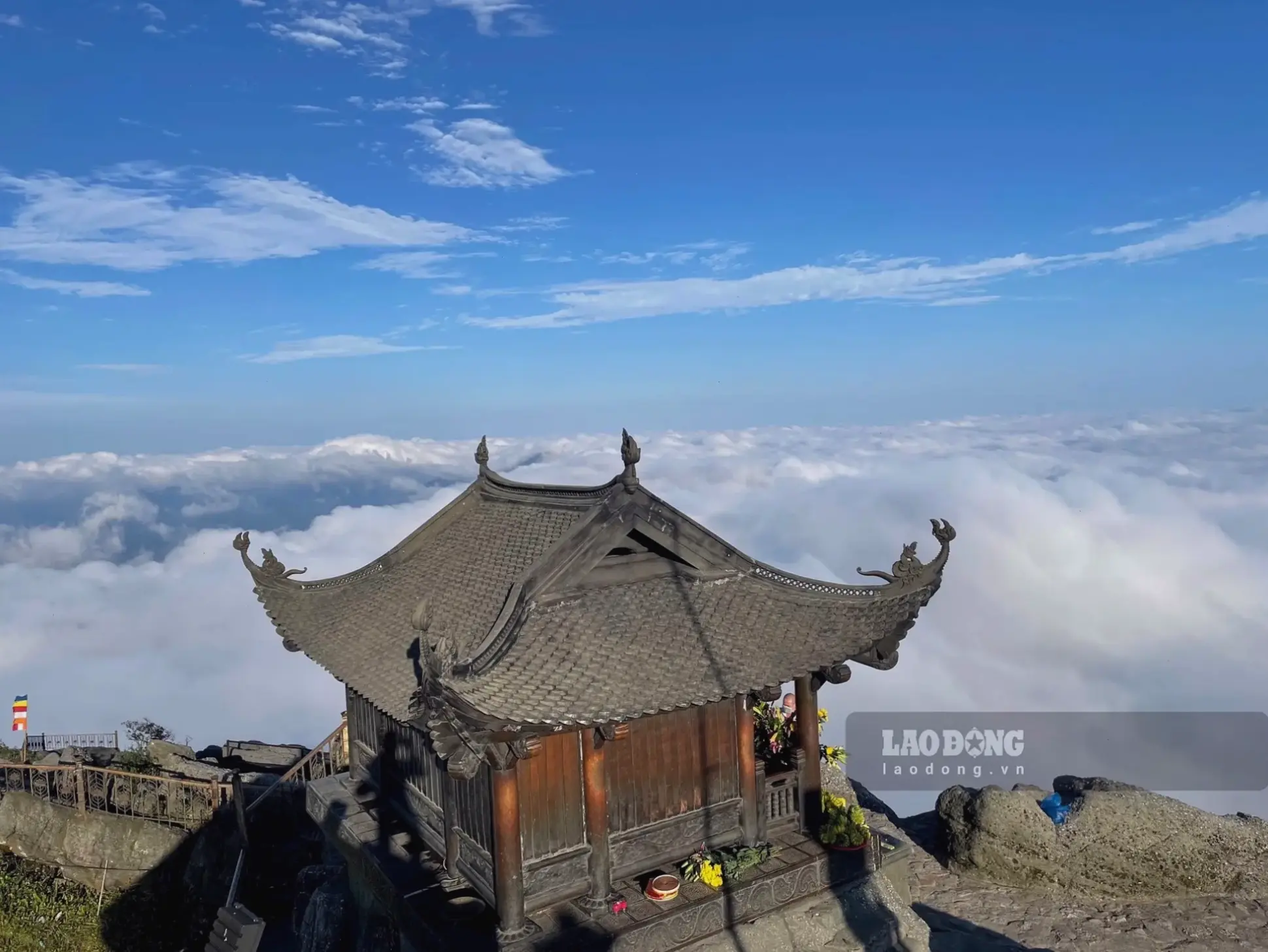 Hình ảnh chùa cổ kính với lối kiến trúc độc đáo, phản ánh lịch sử lâu đời và vẻ đẹp Việt Nam.