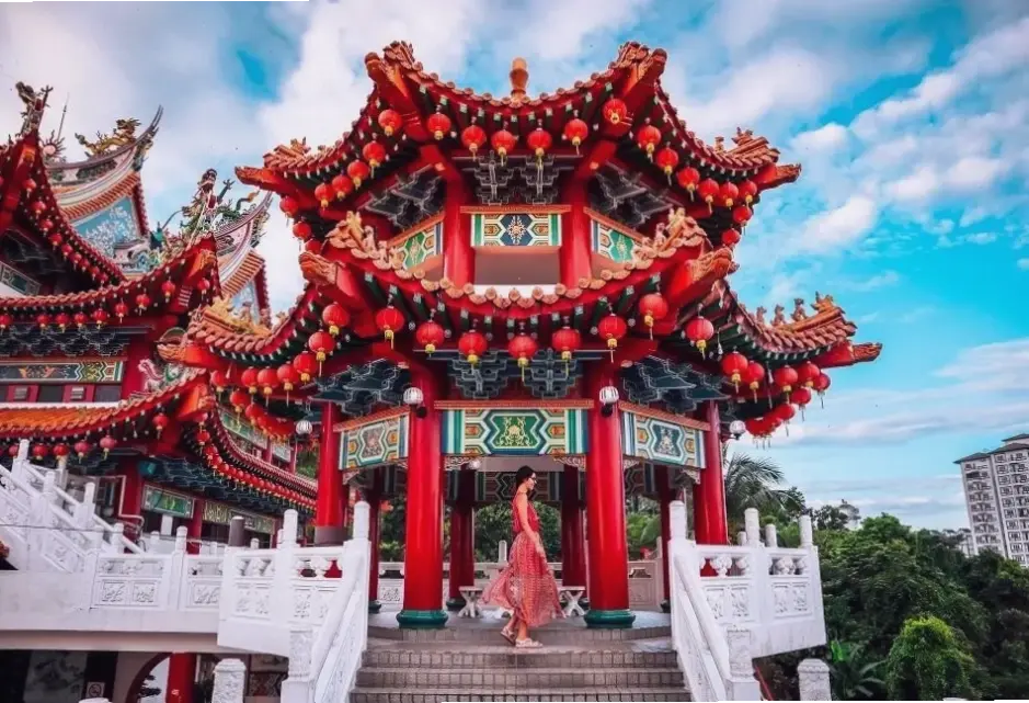 Hình ảnh chùa cổ Malaysia gợi nhớ lịch sử phong phú, với vẻ đẹp cổ kính và huyền bí.