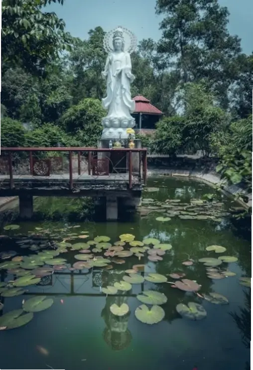 Hình ảnh chuông chùa Phật giáo, thể hiện sự tôn nghiêm và lòng từ bi vô bờ.