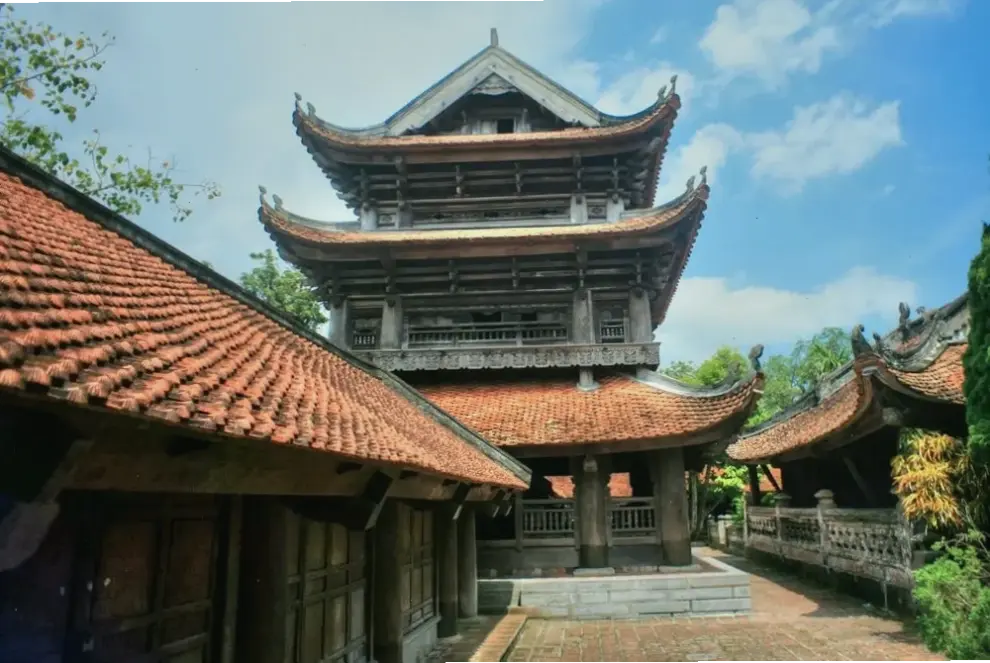 Hình ảnh chuông chùa Việt Nam huyền bí, phản ánh bản sắc văn hóa và tinh thần Phật giáo.