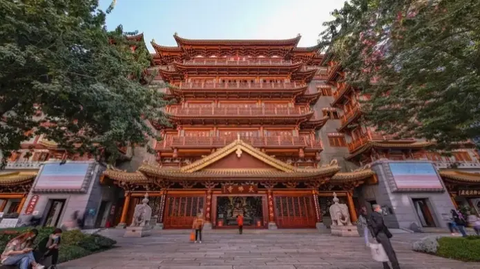 Hình ảnh cổ kính của Tháp chùa, lưu giữ dấu ấn lịch sử và văn hóa Phật giáo qua thời gian, đầy giá trị.