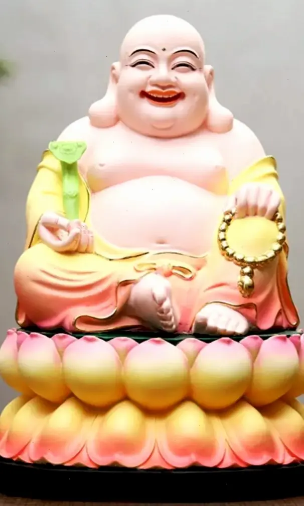 Hình ảnh Di Lặc hạnh phúc, nhắc nhở về niềm vui đơn giản và cuộc sống tích cực, đầy ý nghĩa.