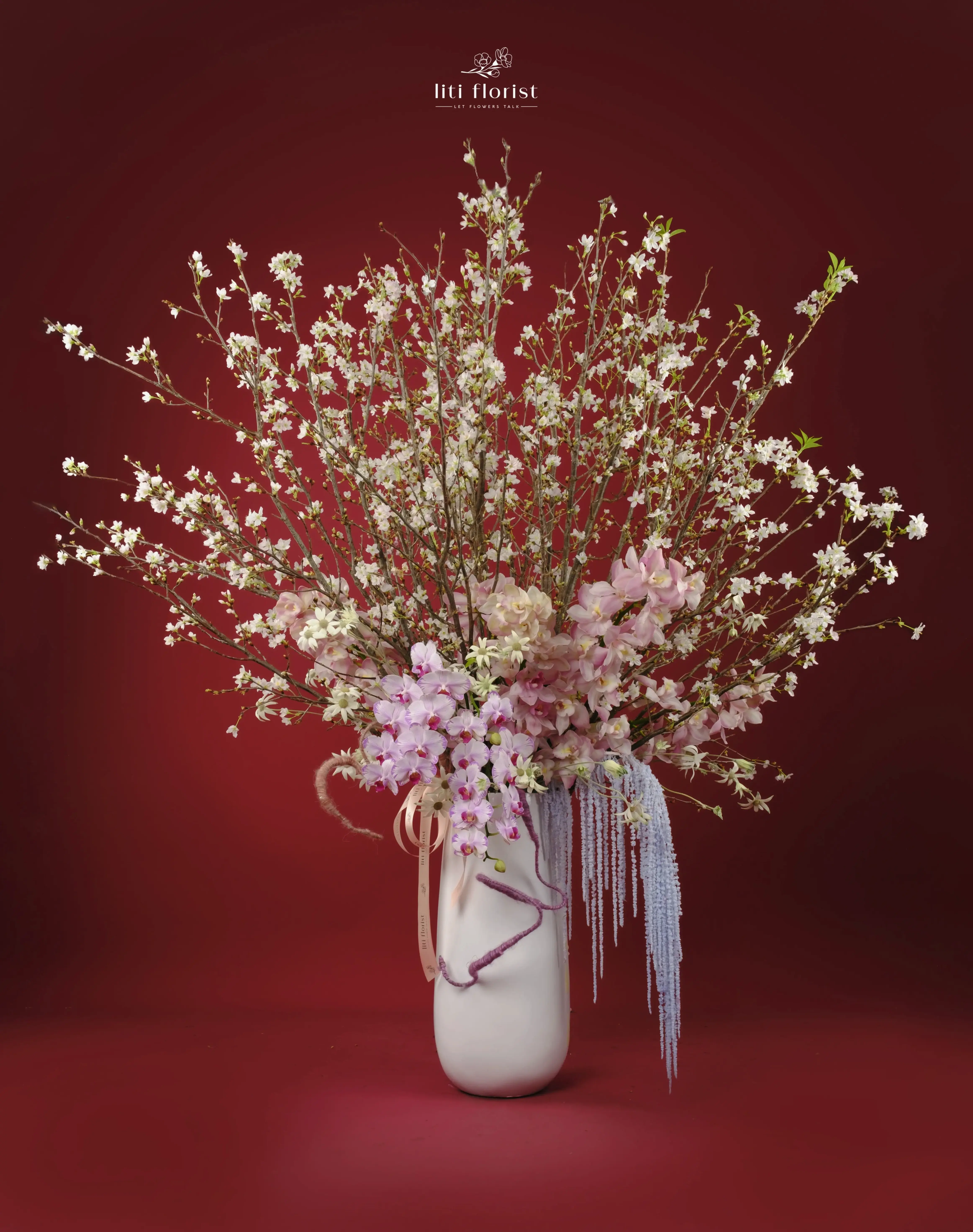 Hình ảnh hoa đào Nhật Tân cắm bình mang đến không gian Tết rực rỡ, đầy màu sắc và hương thơm quyến rũ.