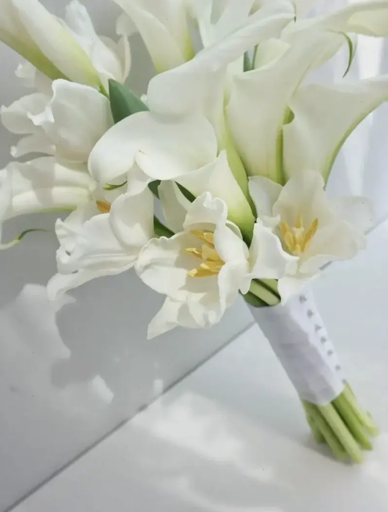 Hình ảnh hoa loa kèn tinh khiết, thể hiện sự thuần khiết và vẻ đẹp tự nhiên đầy cuốn hút.