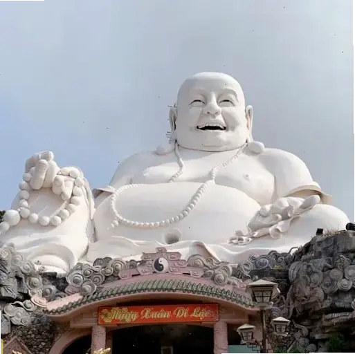 Hình ảnh Phật Di Lặc trong vườn 4K sắc nét, mang đến sự bình yên và niềm vui bất tận cho tâm hồn.