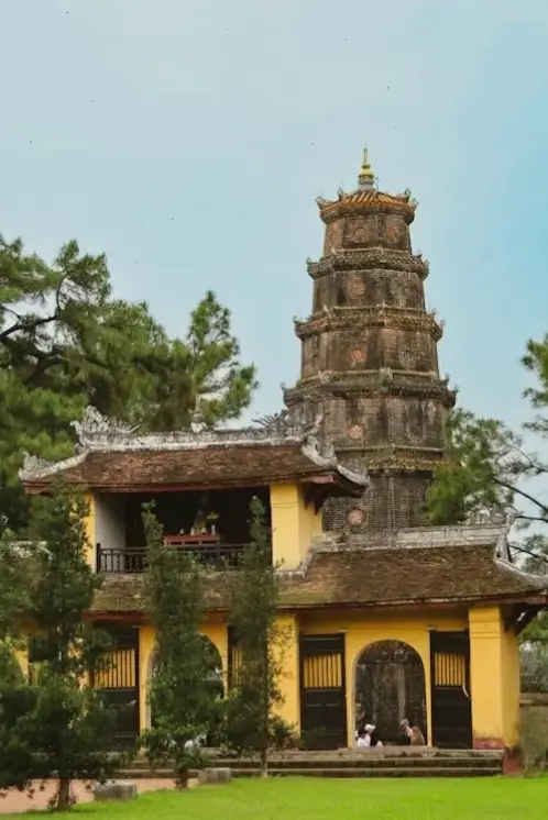 Hình ảnh tuyệt đẹp của các chùa cổ kính tại Huế, nơi lịch sử và thiên nhiên hòa quyện tạo nên không gian yên bình.