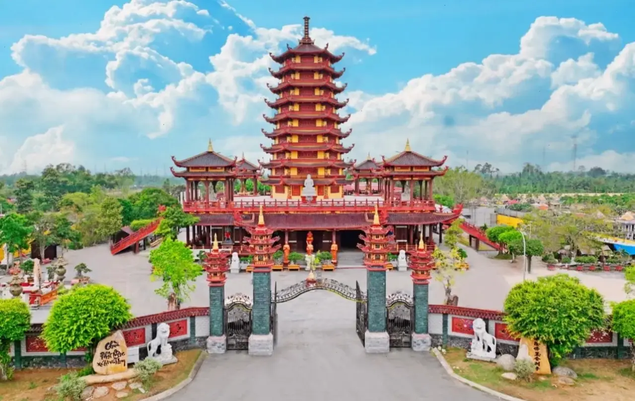 Hình ảnh tuyệt đẹp của Chùa Phật Ngọc Sài Gòn, biểu tượng văn hóa Việt Nam đầy ấn tượng và huyền bí.