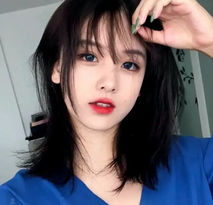 Hình avatar gái xinh này toát lên vẻ đẹp rạng ngời, giúp bạn tỏa sáng trên mạng xã hội với phong cách độc đáo và cuốn hút!