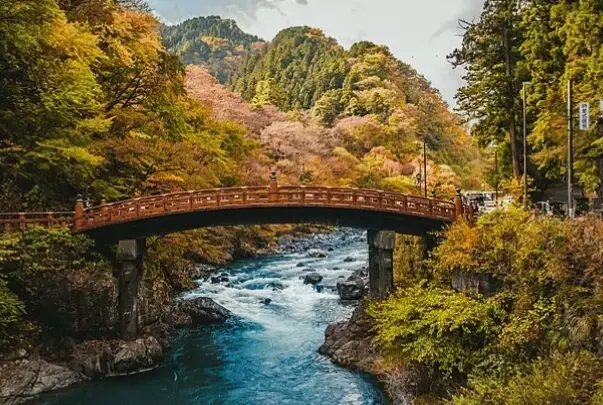 Hình nền Alps 4K sống động, với đỉnh núi tuyết phủ và cảnh quan thiên nhiên, mang đến không gian yên bình cho desktop.