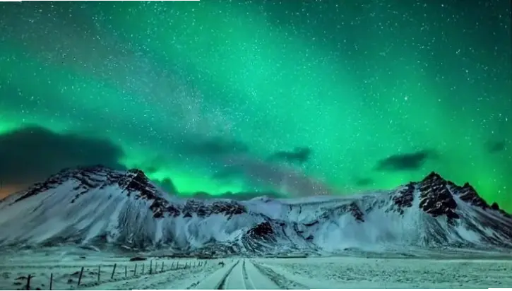 Hình nền ánh sáng phương Bắc rực rỡ, biến không gian kỹ thuật số thành bức tranh thiên nhiên kỳ diệu và huyền bí.