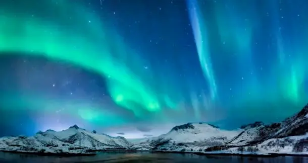 Hình nền ánh sáng vũ trụ mê hoặc, khám phá vẻ đẹp kỳ diệu của vũ trụ qua những dải sáng rực rỡ.