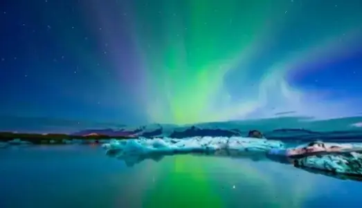 Hình nền Bắc Cực quang tối giản tinh tế, tôn vinh vẻ đẹp đơn giản và thanh lịch của ánh sáng phương Bắc.