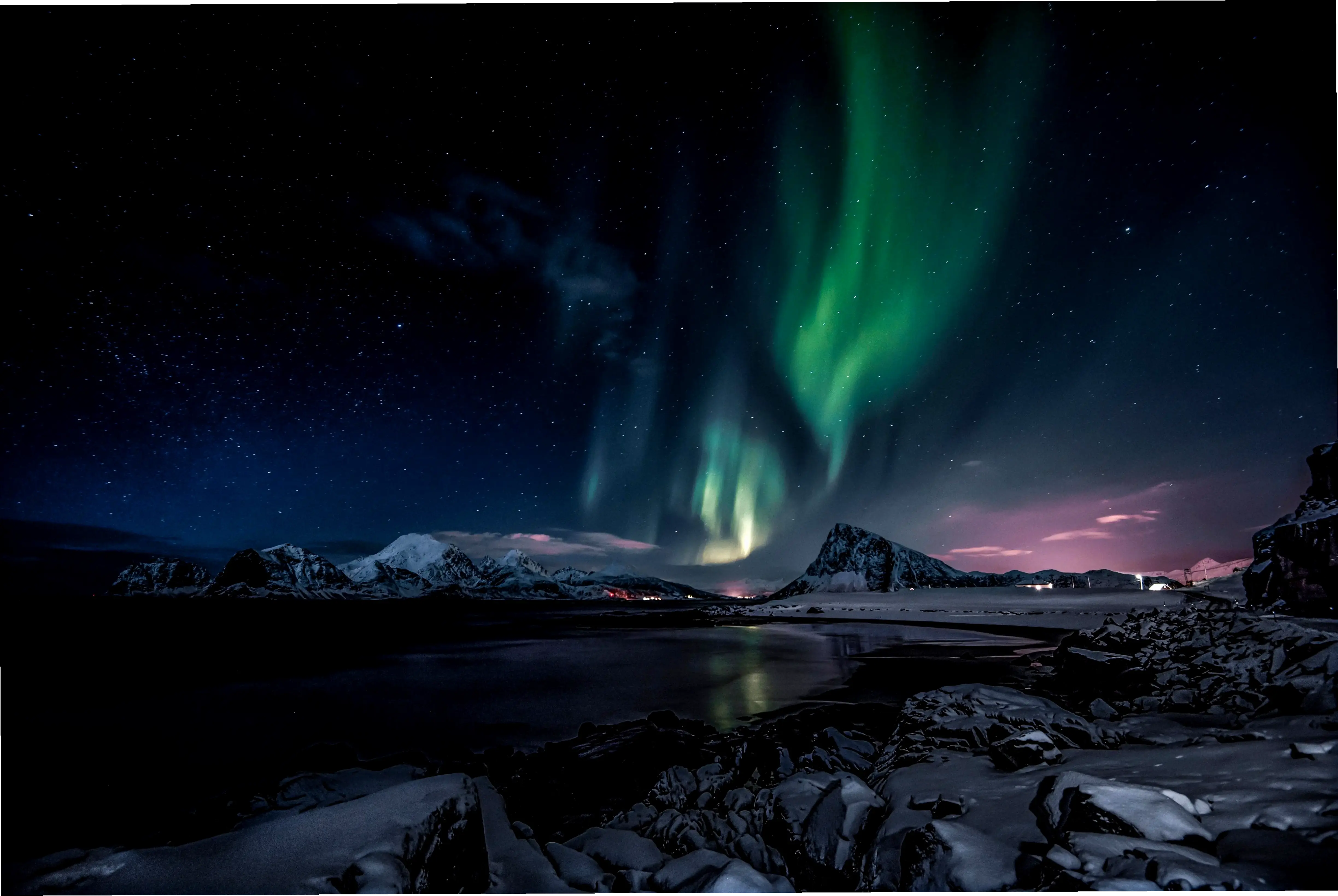 Hình nền Bắc Cực thơ mộng, gợi lên giấc mơ về vùng đất xa xôi huyền bí, với lớp băng tuyết lung linh và huyền ảo.