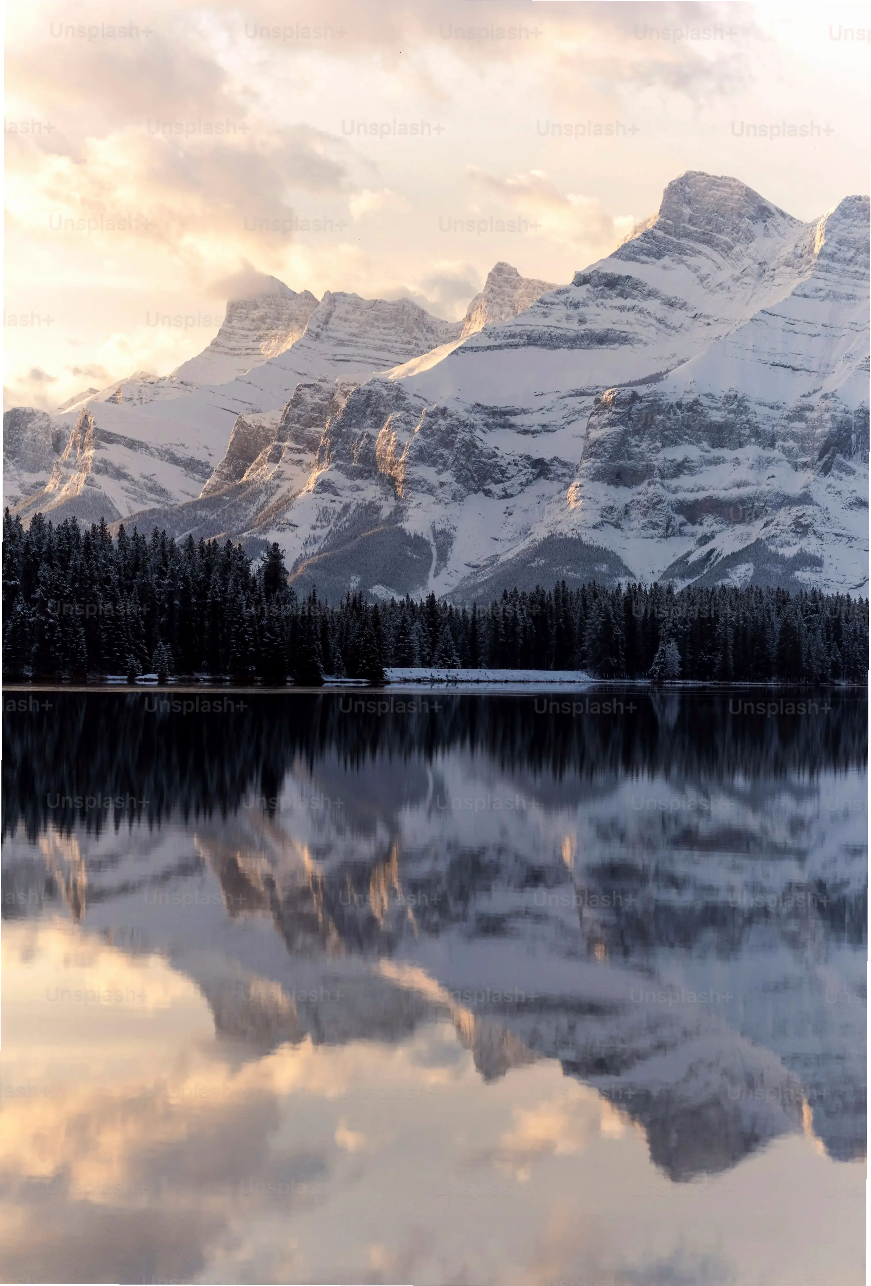 Hình nền Banff thơ mộng, gợi lên cảm giác lãng mạn và yên bình của núi rừng.