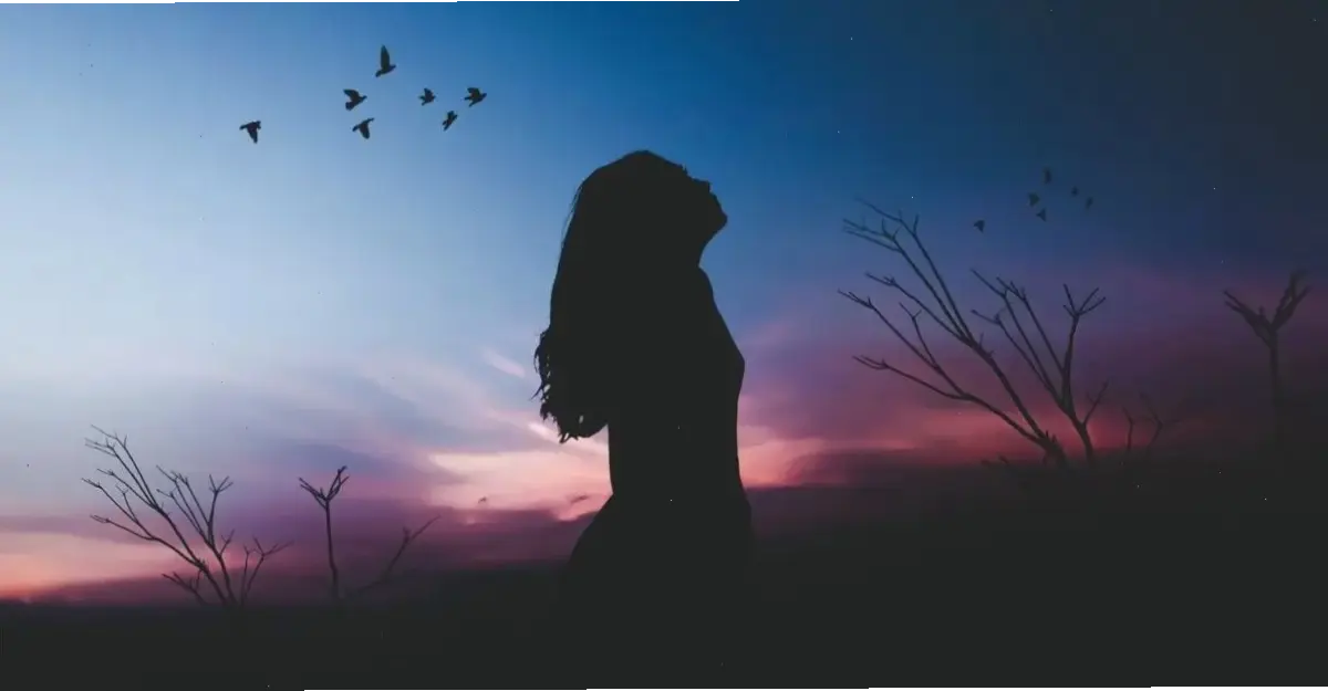 Hình nền cô đơn đẹp mang đến vẻ bình yên sâu lắng, giúp bạn tìm thấy sự thư thái giữa dòng đời hối hả, tô điểm màn hình bằng cảm xúc tinh tế.