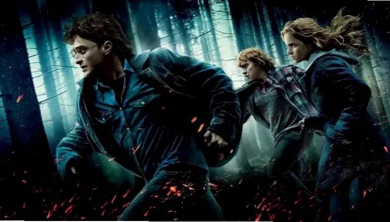 Hình nền Hogwarts ban đêm, huyền bí và đầy sức hút, nơi phép thuật tỏa sáng trong bóng tối.