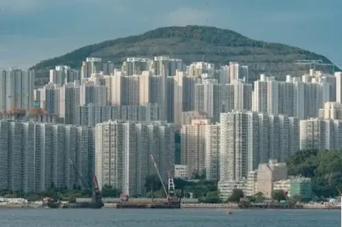 Hình nền Hong Kong ban đêm lung linh ánh sáng, nơi đô thị hiện đại hòa quyện với vẻ đẹp huyền ảo của đêm.