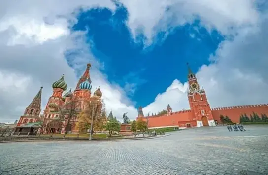 Hình nền Moscow về đêm lung linh ánh đèn, biến màn hình bạn thành bức tranh huyền ảo, đầy sức hút của thành phố không ngủ.