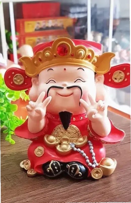 Hình nền ông thần tài uy nghiêm và đầy ý nghĩa, giúp bạn cầu mong tài lộc và bình an, một cách tuyệt vời để trang trí màn hình!