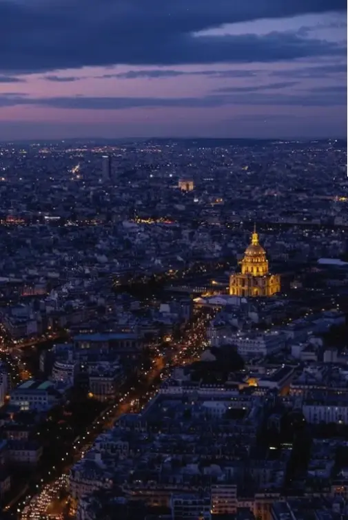 Hình nền Paris lãng mạn qua những con phố và cầu huyền thoại, khơi dậy hành trình tình yêu trong lòng bạn.