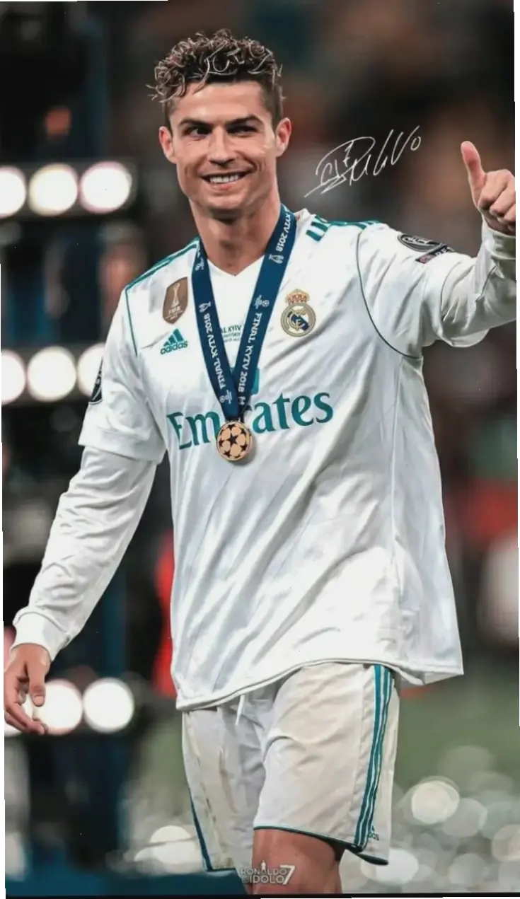 Hình nền Ronaldo 4K siêu nét, mang đến trải nghiệm hình ảnh đỉnh cao với độ phân giải ấn tượng, biến điện thoại hoặc máy tính của bạn thành sân khấu riêng của siêu sao bóng đá!