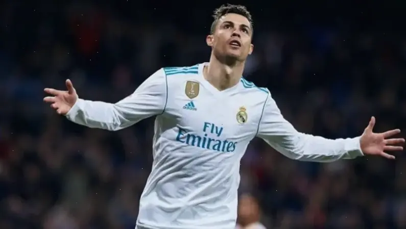 Hình nền Ronaldo đẹp cho điện thoại với thiết kế tinh tế và sắc nét, biến màn hình của bạn thành bức tranh nghệ thuật của huyền thoại bóng đá, sẵn sàng truyền cảm hứng mỗi ngày!