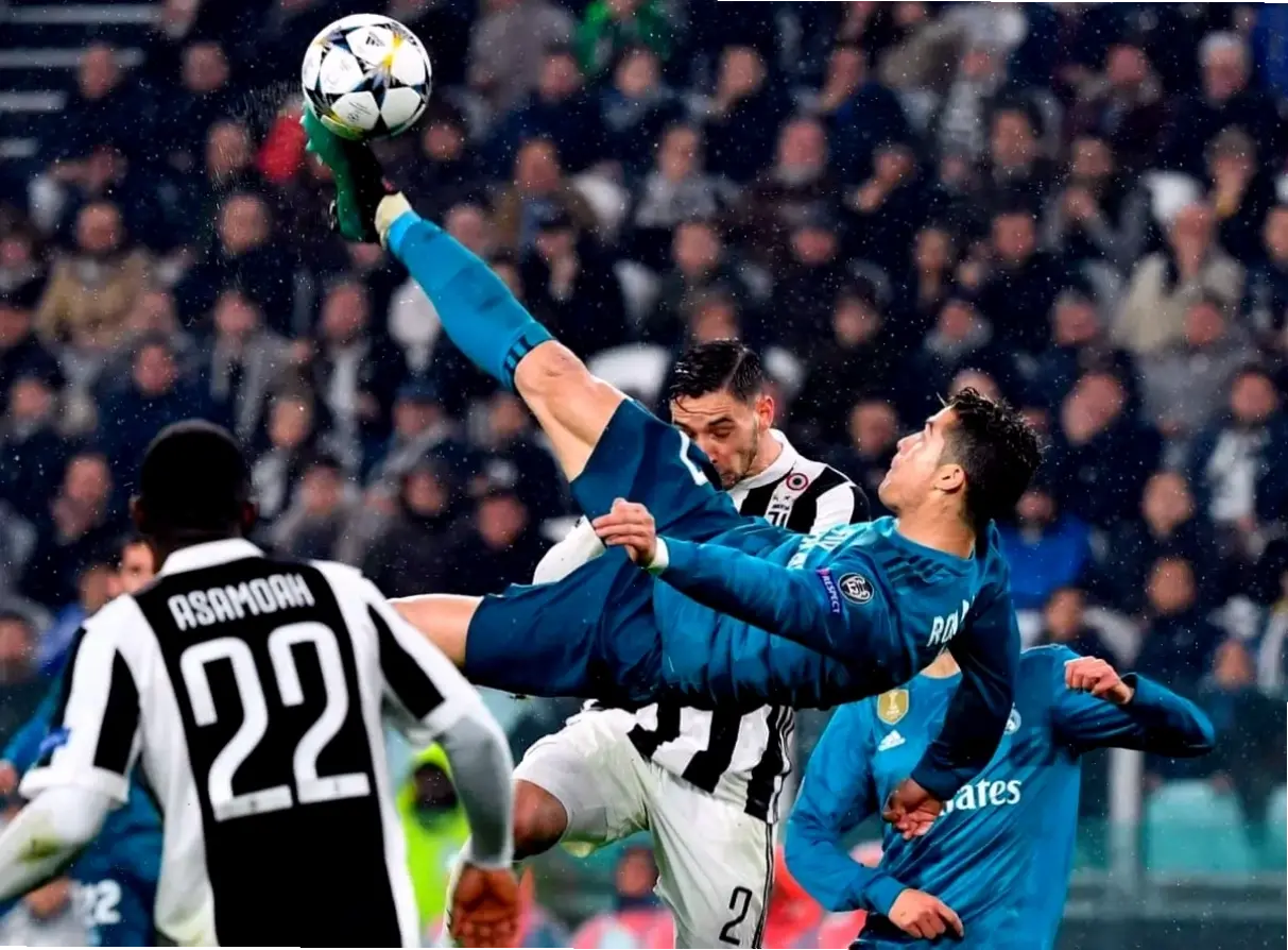 Hình nền Ronaldo MU cổ điển, kỷ niệm hành trình vàng son tại Old Trafford với hình ảnh sống động, dành riêng cho fan Quỷ Đỏ muốn thêm năng lượng chiến thắng lên thiết bị!