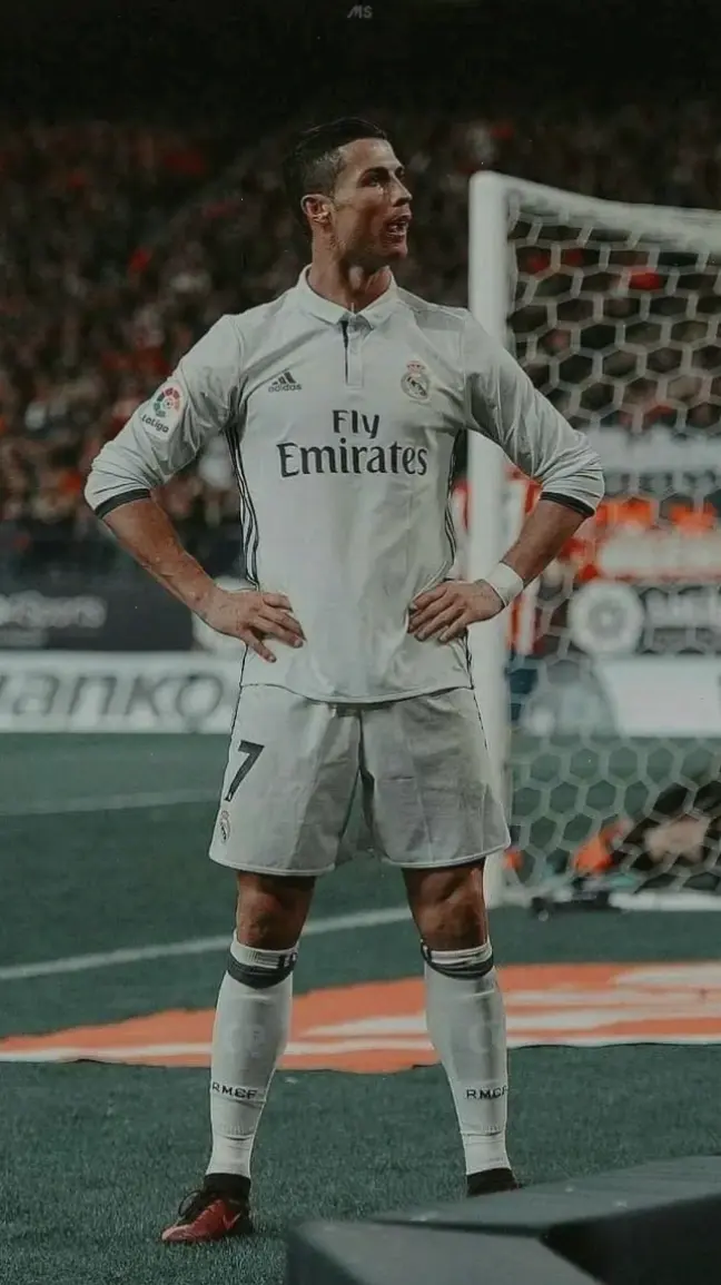 Hình nền Ronaldo và Messi: Cuộc đối đầu huyền thoại, giờ đây trên màn hình của bạn!