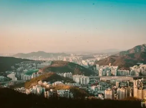 Hình nền Seoul ban đêm rực rỡ ánh đèn, nơi năng lượng đô thị hòa quyện với bầu trời huyền ảo.