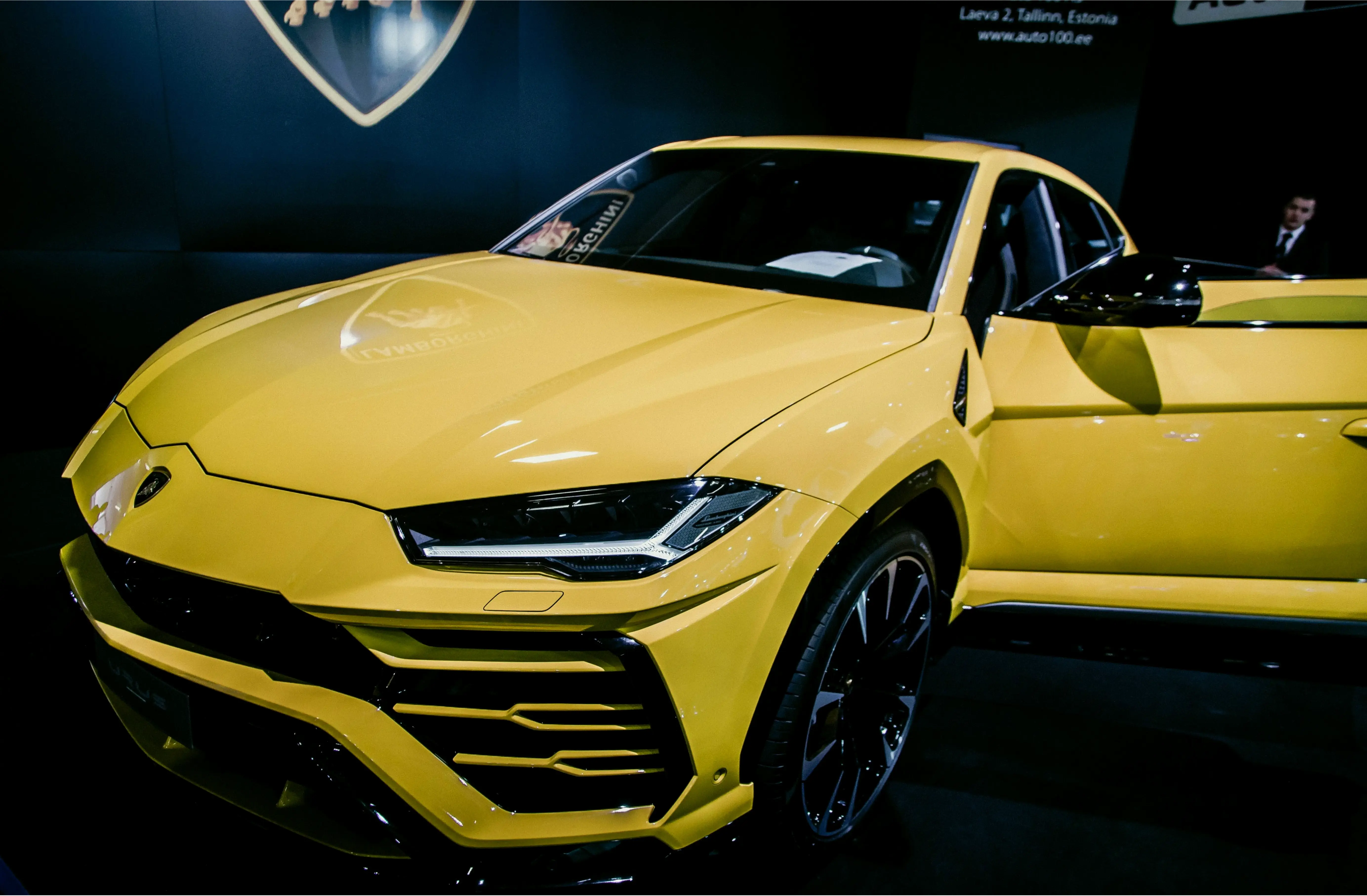 Hình nền siêu xe Lamborghini: Sự kết hợp hoàn hảo giữa thiết kế và sức mạnh, cho màn hình của bạn!