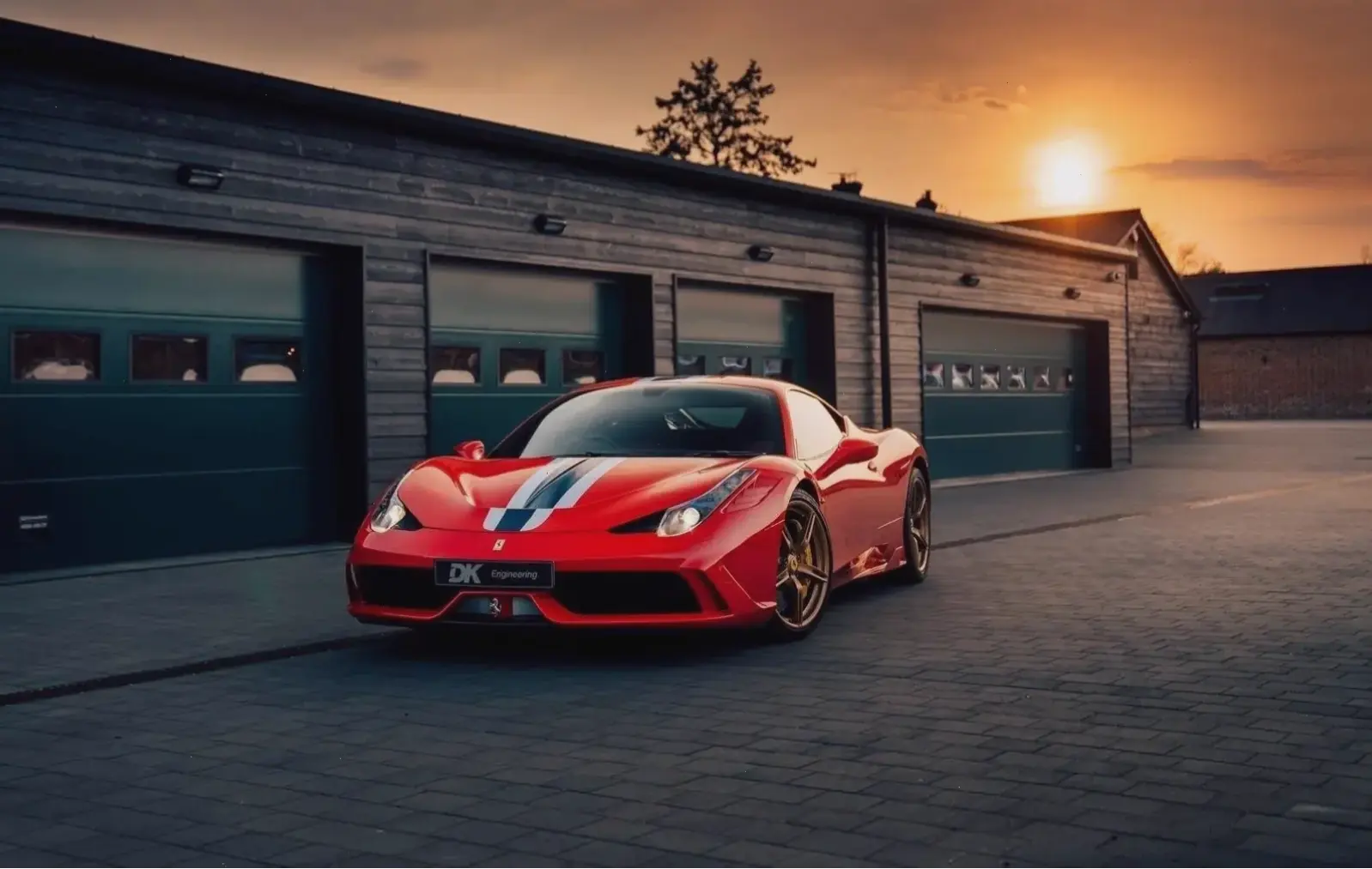 Hình nền xe tốc độ cao của Ferrari, nắm bắt khoảnh khắc lao vút, truyền năng lượng và sự phấn khích mạnh mẽ.