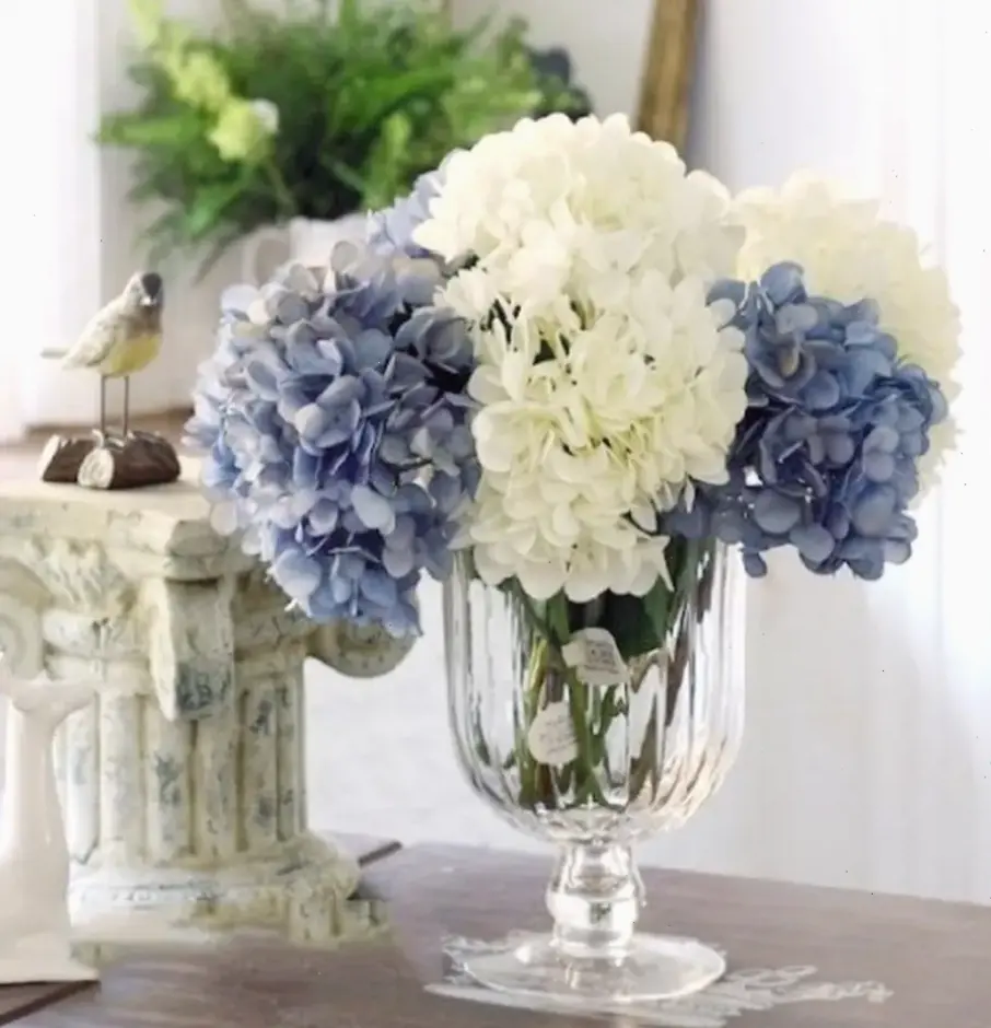 Hoa cẩm tú cầu cắm bình cho ngày cưới, thêm phần lãng mạn và ý nghĩa cho sự kiện đặc biệt.