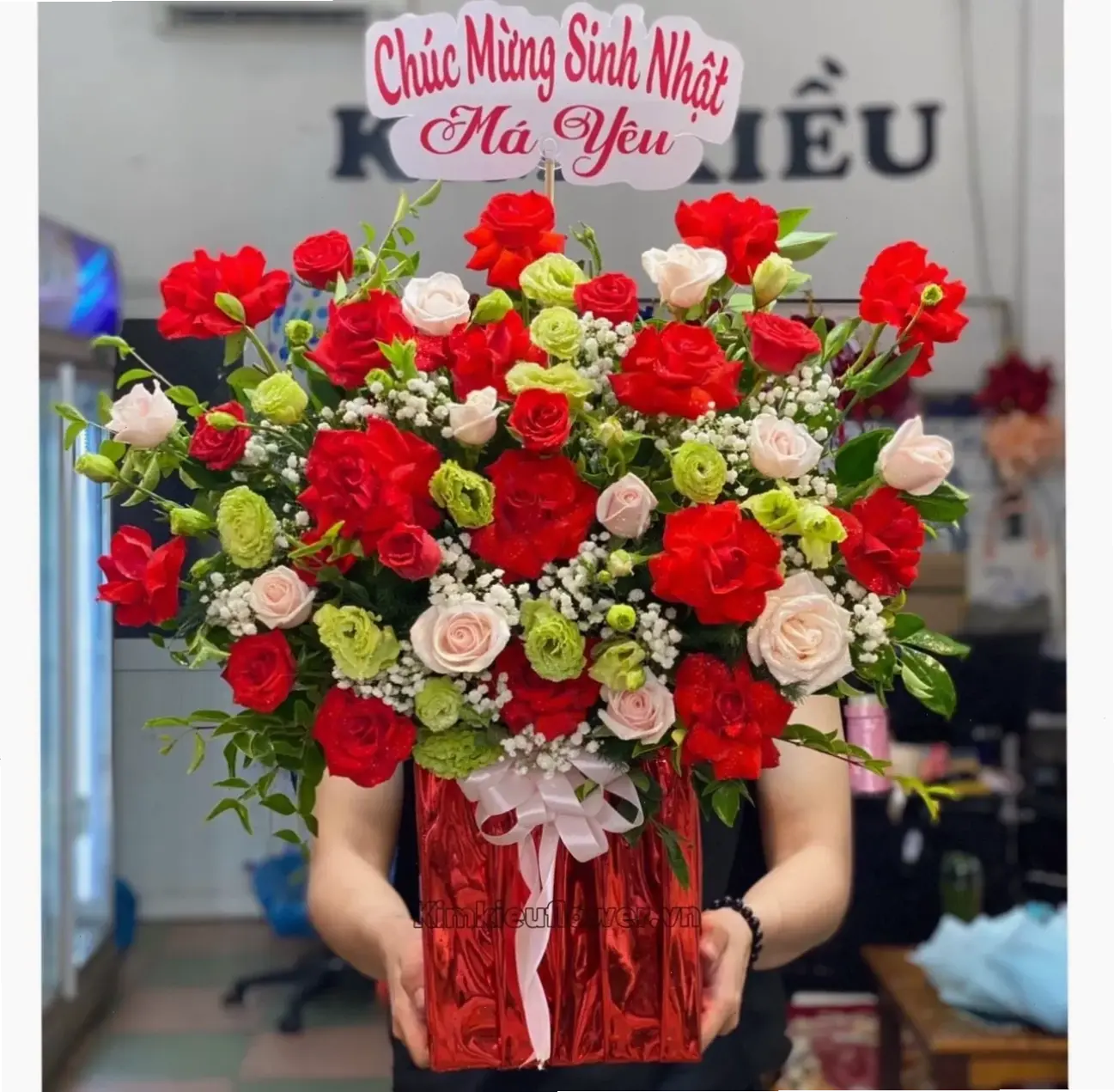 Hoa cát tường trắng tinh khôi mang đến sự thanh lịch và bình yên, lý tưởng cho trang trí nội thất hiện đại.