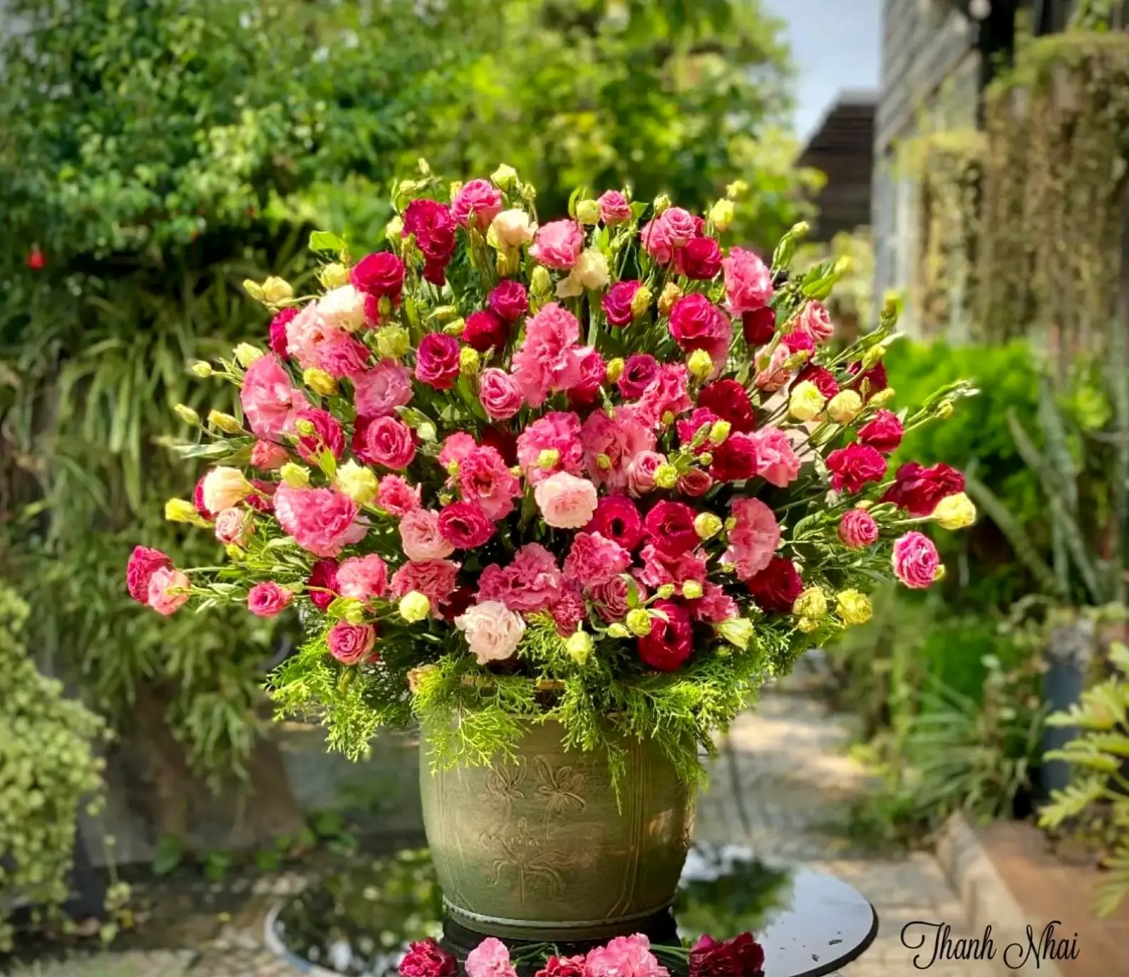 Hoa cát tường trong tiếng Anh là Baby's Breath, biểu tượng thanh lịch và tình yêu chân thành từ thiên nhiên.