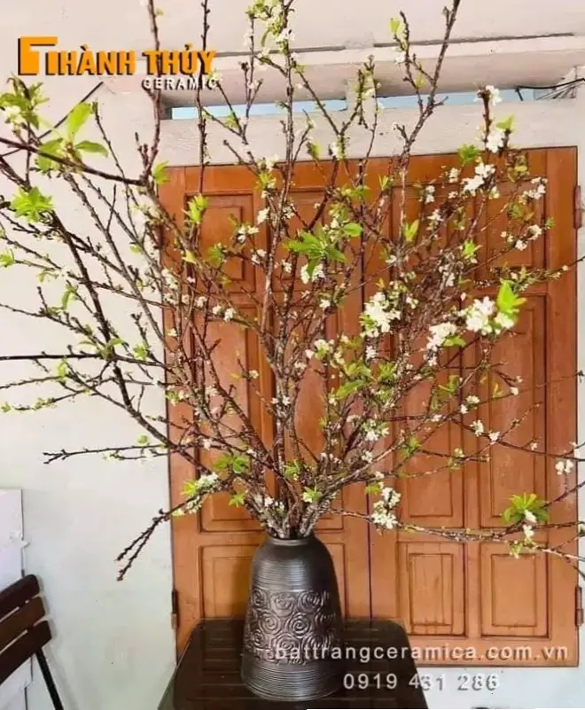 Hoa đào cắm bình đẹp với cách sắp xếp nghệ thuật, làm nổi bật vẻ quyến rũ tự nhiên.