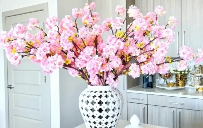 Hoa đào cắm bình đơn giản mà tinh tế, điểm nhấn hoàn hảo cho bàn ăn gia đình.