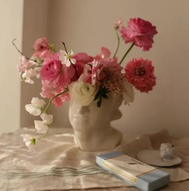 Hoa hồng cắm bình tạo không gian ấm cúng, tươi mới và đầy sức sống hàng ngày.